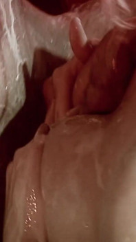 Grappige voedselscène-1 rondborstige blonde milf in lingerie bedekt met zeep geneukt door een grote pik