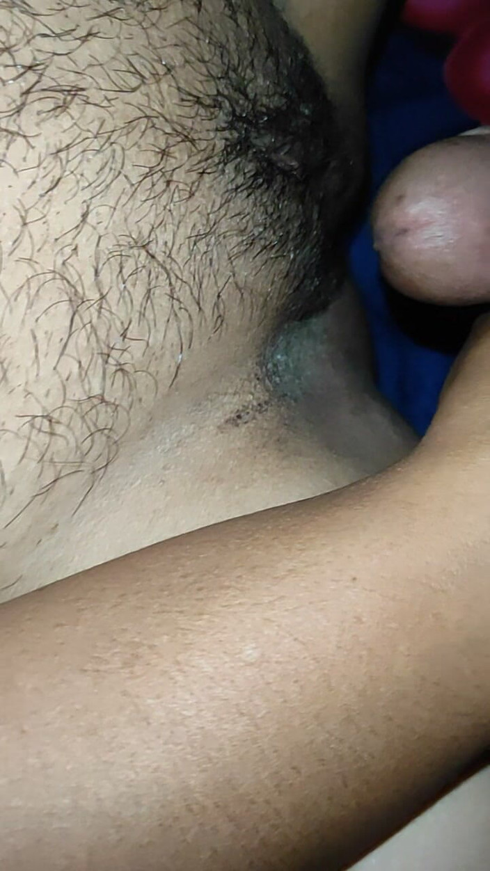 Jack n lusty Jessica: 핸잡 중에 침대를 공유하고 수줍은 친구의 마누라를 마지막으로 발정난 보지에 깡패 자지를 삽입합니다.