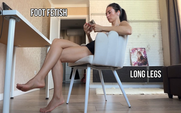 Princess Monica: Menggodamu dengan kaki jenjangku