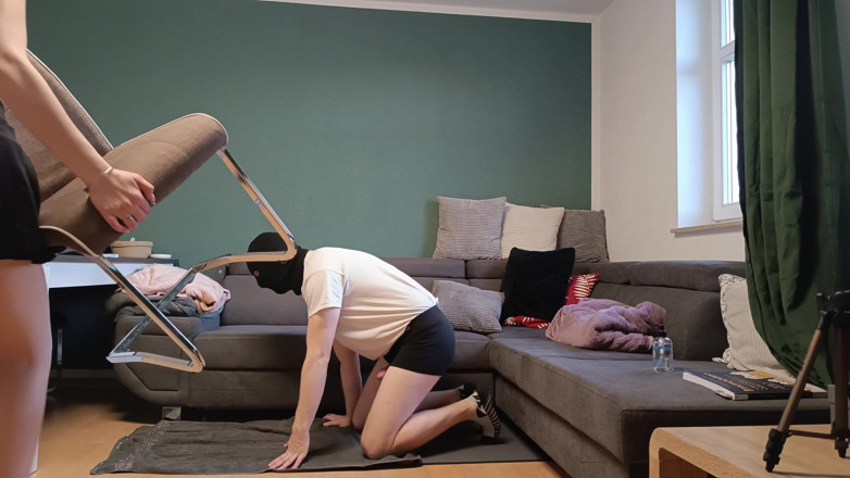 GermanBallsBusted: Oben-ohne-ballbusting in stiefeln