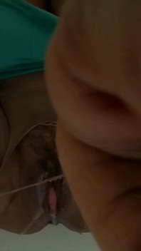 Přijde domů z kanceláře a předvádí svůj dutý gangbang