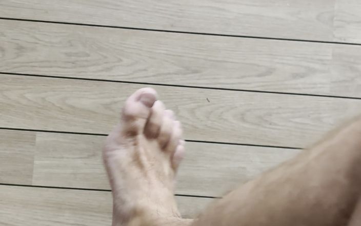 Rassi: リビングルームを散歩しながら