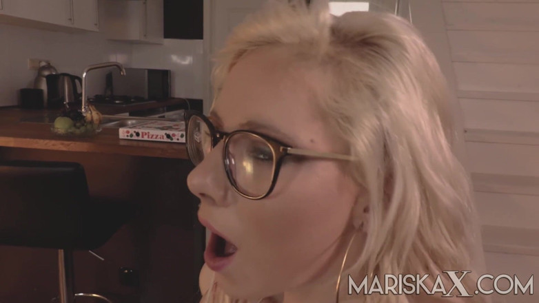 Mariska x: MARISKAX - Napalona cycata blondynka Tina jedzie twardego penisa