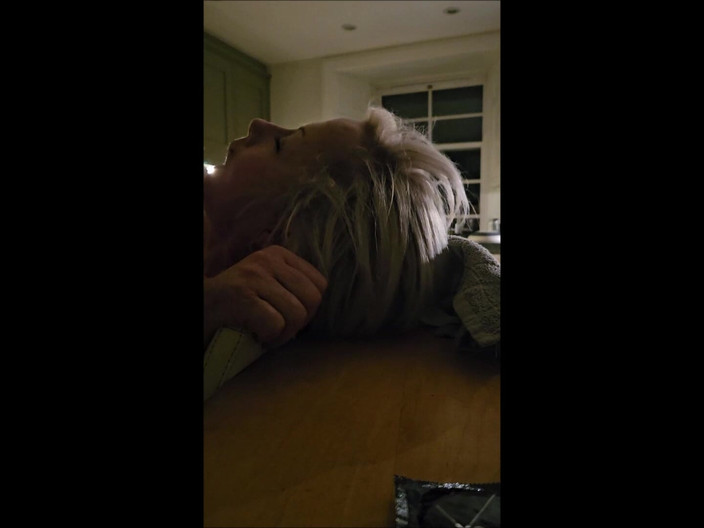 SilverFux: Podvádějící zralá žena v domácnosti je ošukaná ve své kuchyni nadrženým...