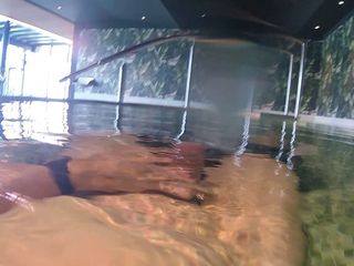 Funnyboy-Ger: Branlette géniale sous l’eau dans une vraie piscine thermale : malheureusement,...