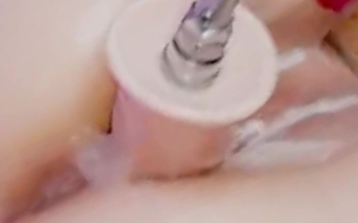 Nicolette69w: Een romig poesje neuken met een grote dildo