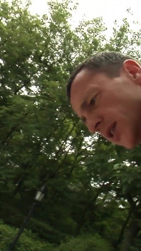 İri göğüslü esmer kadın otobüs şoförü ve arkadaşı tarafından açık havada amını parçalatıyor