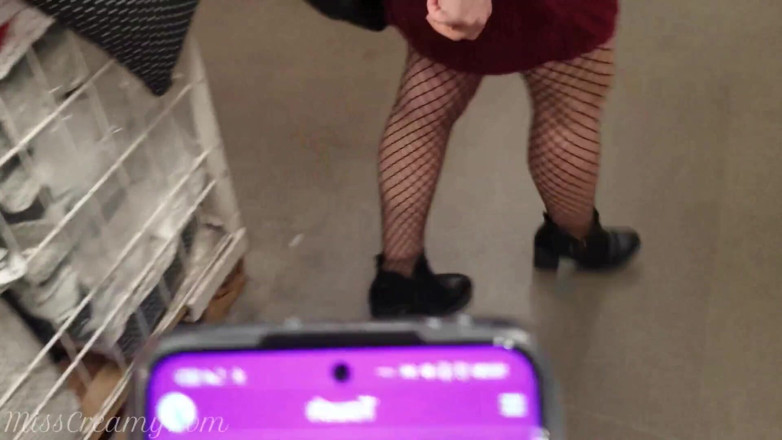 Miss Creamy: Vibratore remoto nel centro commerciale controllo la figa dell'insegnante con...
