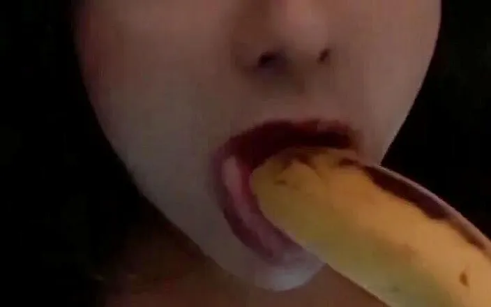 Miss Madii: Miss Madii banana blow job NO AUDIO