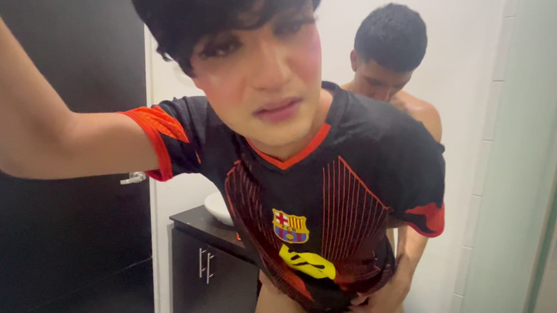 Tomas Styl: Femboy jde do koupelny, zatímco je tam jeho nevlastní bratr...