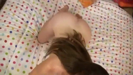 Hard raw sex: O pulă mică norocoasă fute o gagică brunetă
