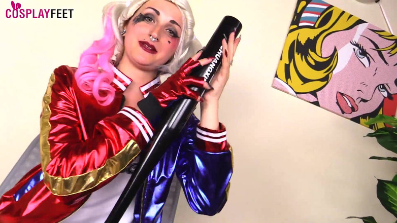 Feet & Cosplay: Medusa Blonde wygląda szaleńczo gorąco w kostiumie Harley Quinn Cosplay...