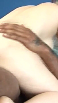 MILF blonde dikongkek oleh zakar hitam besar gaya doggy