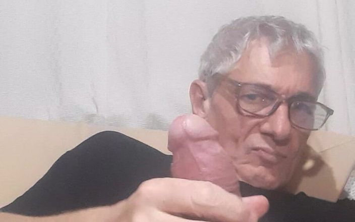 Big uncut hard cock: 为你撸管我自己