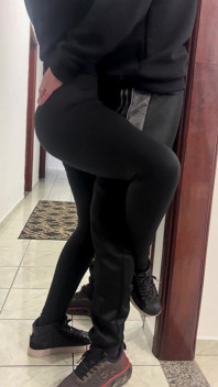 I colleghi si rimorchiano e fanno sesso nel corridoio dell'azienda