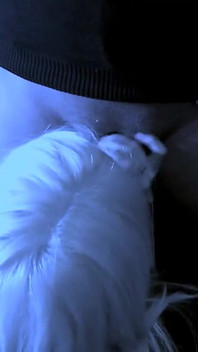 Seksi sarışın hatun büyük yaraklı adamı baştan çıkarıyor ve sikişiyor