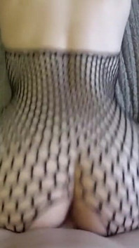 Eu tive que fazer um vídeo com minha namorada chupando e fodendo comigo vestindo uma nova sexy bodystocking