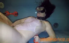 Pool-masturbation unter wasser gegangen