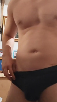 En primer plano vertical - chico en forma con una gran polla se corre