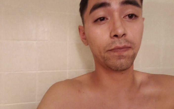 Z twink: Un mec au corps sexy sous la douche, non coupé