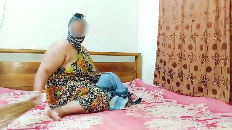 Morjenabb: バンガルデシ人の妻が私の家をとてもきれいに掃除してくれたので、仕事の合間に彼女とセックスしました