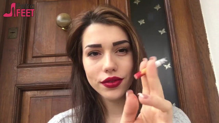 Smokin Fetish: マーベラスブルネットは彼女の美しさでみんなをからかっています