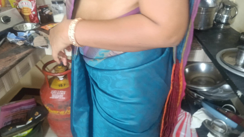 Apple baby: L'amore di casalinga con Pattu Saree