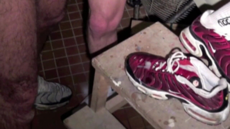 Sneaker gay: Greg se quedó sumiso con las zapatillas de Matt