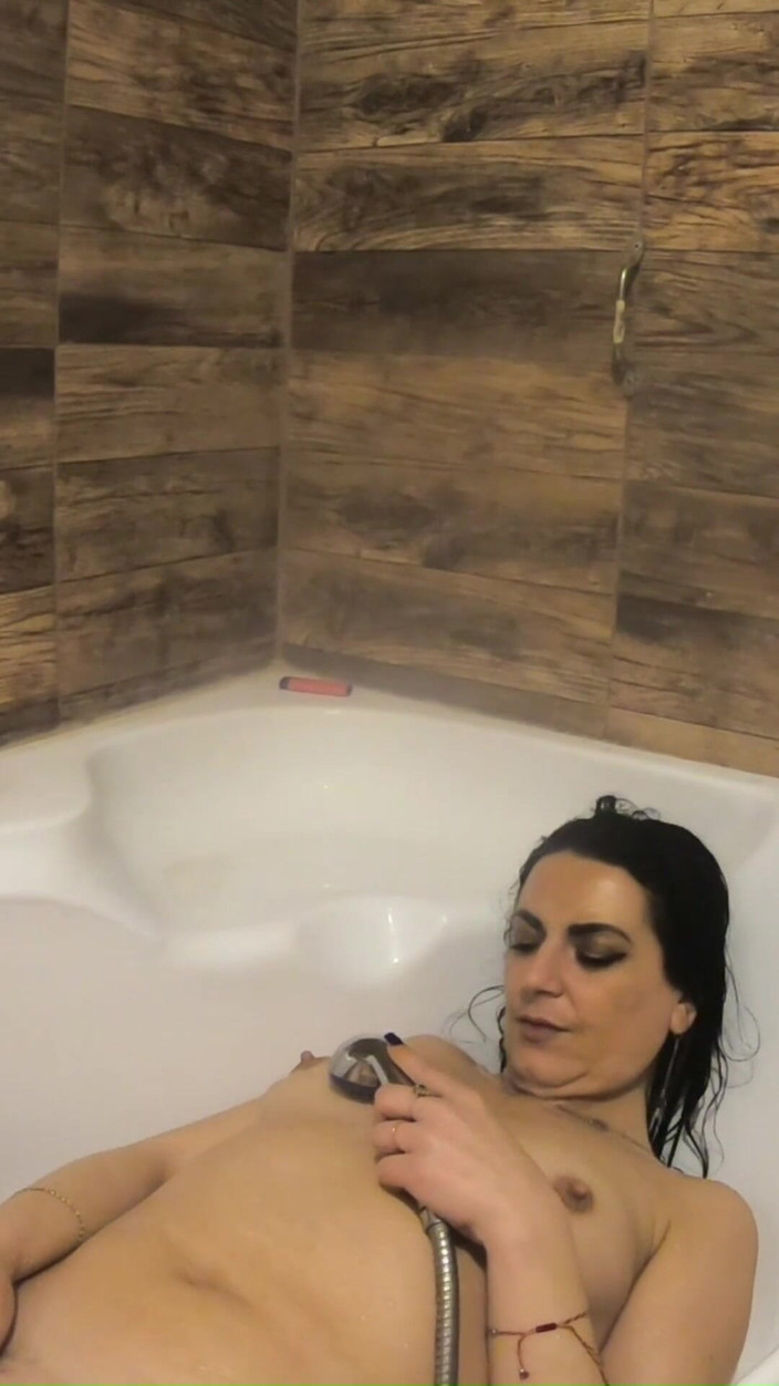 MilfyCalla: Jeux de MILF coquins avec méga orgasme dans la baignoire à...