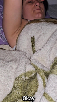 Desi, meine stieftochter, lässt mich sie im Austausch berühren, ich sehe, wie ihre muschi so süß ist