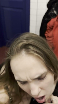 Elle suce le premier mec rencontré dans une boîte de nuit