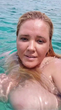 Berenang di perairan biru Punggung Greece berbogel...