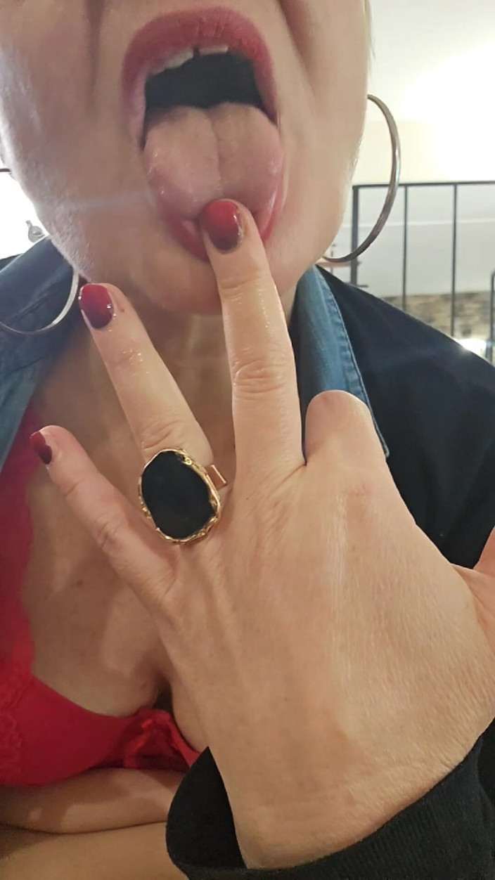 Sofy13: I Play with My Wet Pussy and My Ass