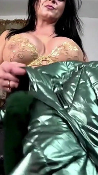 Cameltoe berkilat, permainan downjacket dan fetish solo palam dubur