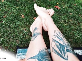 Ink Soul: Сексуальные ступни на улице, на траве - фут-фетиш