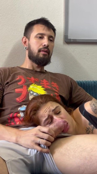 La Coinquilina Dai Capelli Rossi Succhia Silenziosamente in Grembo E Si Svuota Sperma Densa Sul Viso