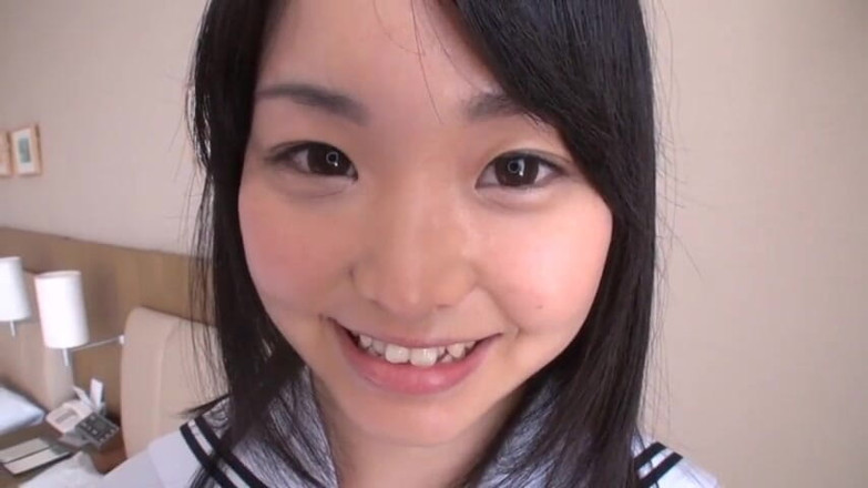 CherryBONBON: 一个安静的传统女孩在深吻和更深的欲望中迷失自己。