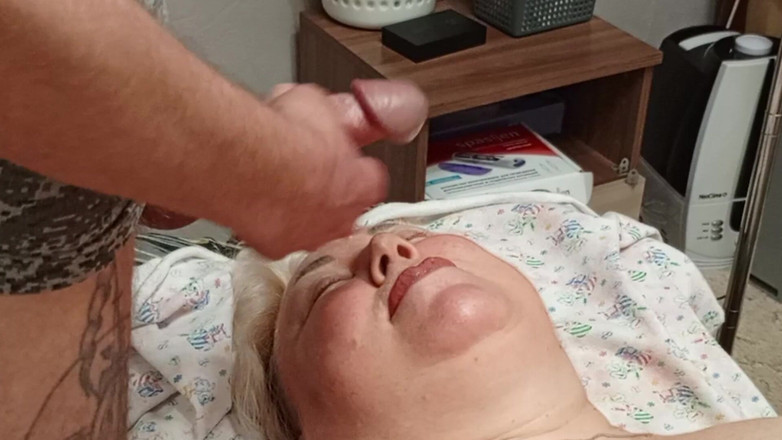 Zona901: Granne får en munfull sperma efter att jag runkar av...