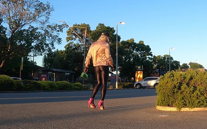 Muscle sissy slut Jessica: Blootgesteld mietje teef komt jarretelgordel zijden satijn klaar
