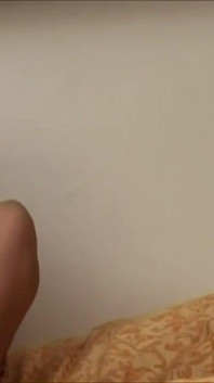 Sürtük orta yaşlı seksi kadın deliklerini ıslak yaraklarla siktiriyor