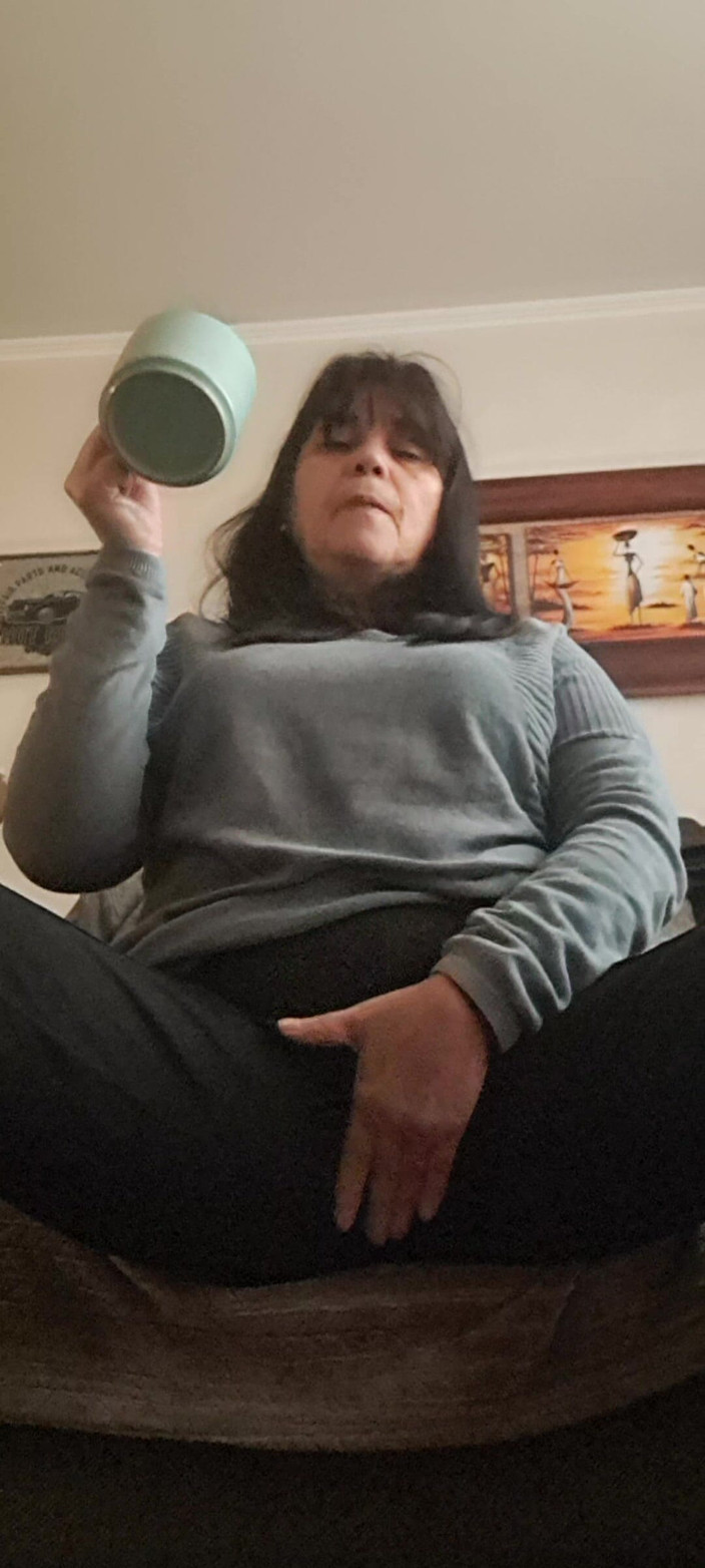 Mommy big hairy pussy: Milf em primeiro plano, masturbação casual