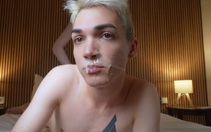 Matty And Aiden: Chupando deliciosas pollas y semen en el hotel