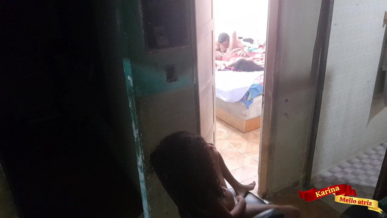 Karinamello: Üvey kız kardeşimi ve üvey babamı seks yaparken yakaladım ve odanın...