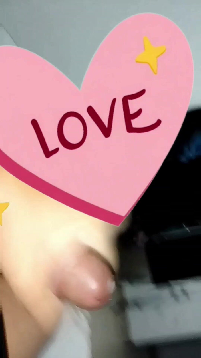 DamiPe: Han tog fram min kuk och jag onanerar