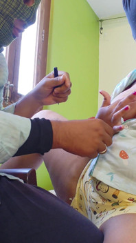 Quente indiana se diverte com o tatuador e faz seu alívio