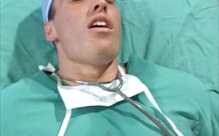 Magmafilm: 医師が病院で2人の看護師を治療
