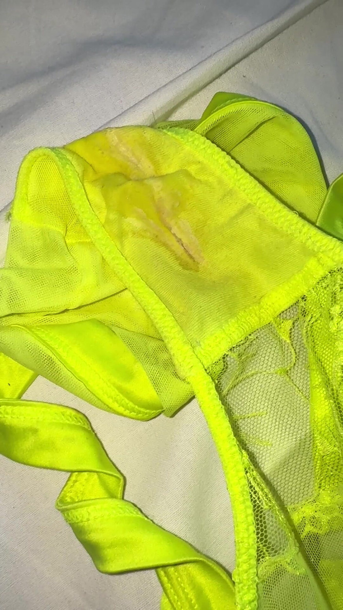 JuliaVeil: Inspection De La Culotte Crémeuse Usée, Pisse Dans Une Culotte...