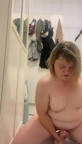 Deutsche Anna: La ragazza amputata oliata cavalca il suo dildo