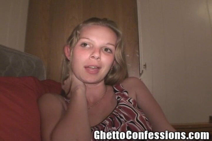 Ghetto Confessions: Обвисла блондинка смайлик дівчина смокче член, тюремні секс-історії!