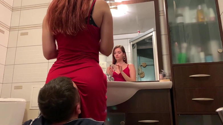 Petite Princesses Femdom: Kırmızı elbiseli sahibe Sofi sandalye kölesini kullanıyor - yüze oturma kadın...